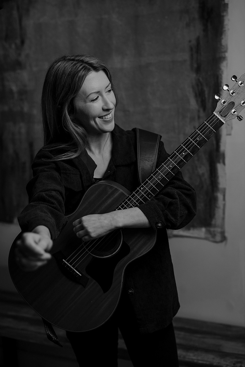 Brí singing at a live gig